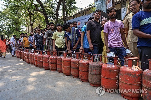 인도서 LPG 사재기 기승…묘지에 가...