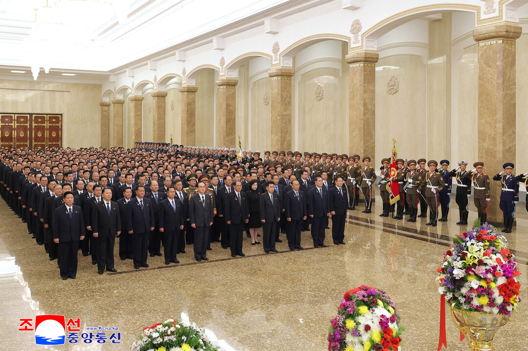 북한 당·정 간부들 금수산태양궁전 참...